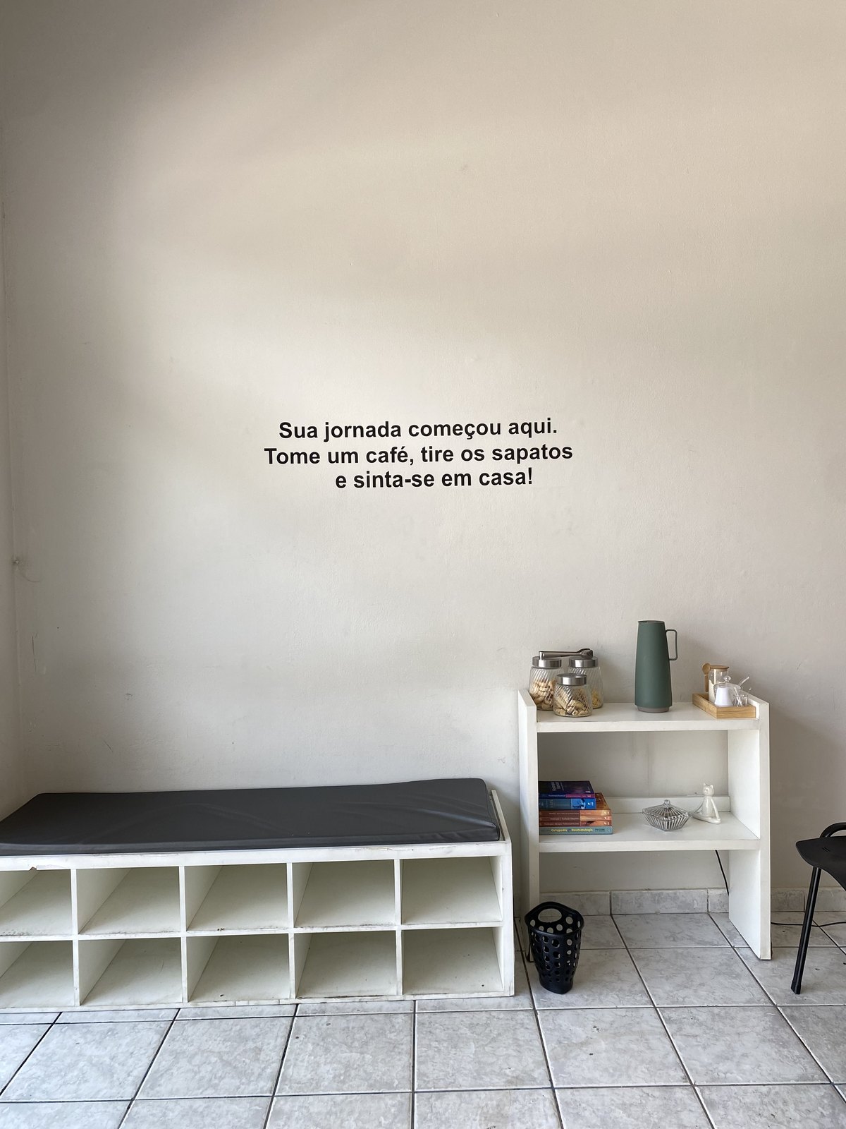 Cantinho do café na recepção, com a frase: Sua jornada começou aqui