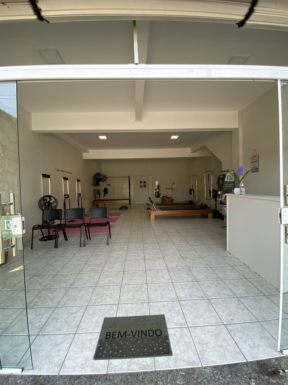 Entrada do RD Studio com tapete de boas-vindas